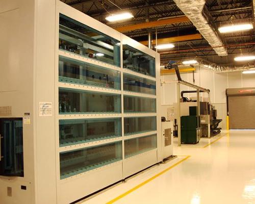 图博梅卡TMM制造工厂内部. 带有荧光灯照明的大型工业房间.
